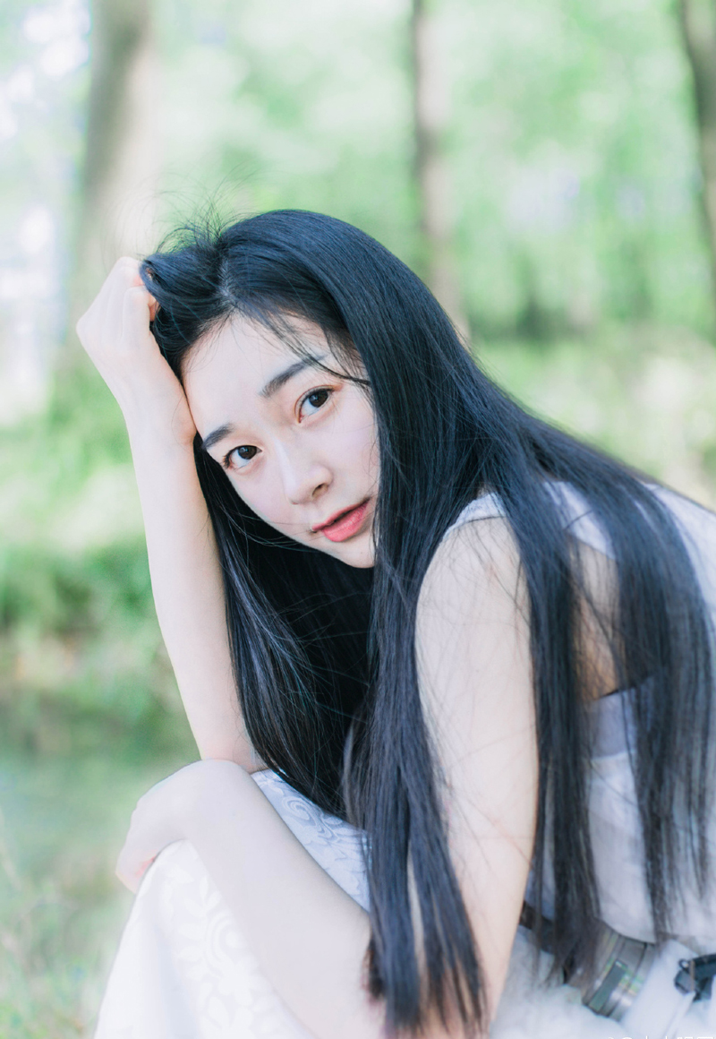 “夫人，有事？”刘璝回头，看着这个曾经名满蜀中的美人，如今却已经成了自己的妻子，成了自己孩子的娘亲，当初不知道羡煞多少蜀中俊杰，每每想到这里，刘璝就一阵自豪。